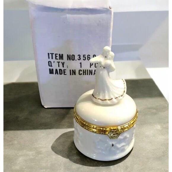 Dancing bride and groom trinket ring jewelry box Wedding Gift Ivory Proposal Box - Picture 1 of 5